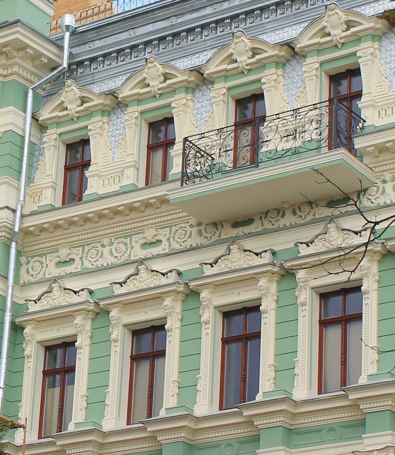 В Одессе реставраторы открыли большую часть фасада обновленного дома Руссова окна Маркони дуб евробрус деревянные стеклопакеты серии IV-90