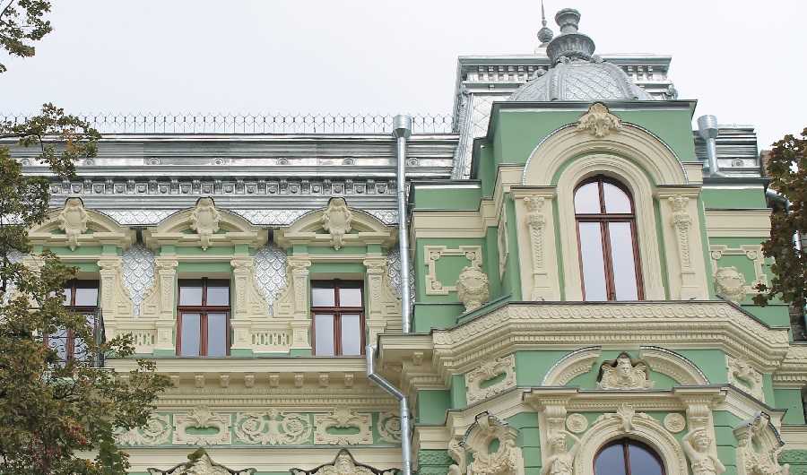 Фотография с установленными деревянными окнами со стеклопакетом, Дом Руссова г.Одесса.
